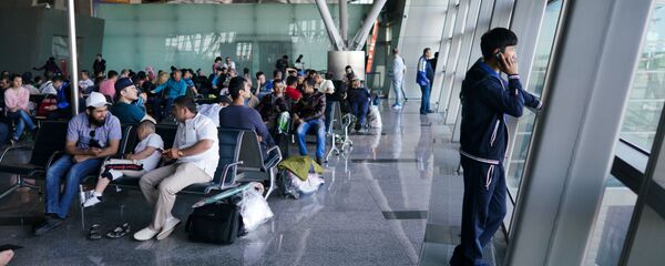 Граждане Узбекистана ждут самолета в терминале аэропорта Внуково - Sputnik Таджикистан