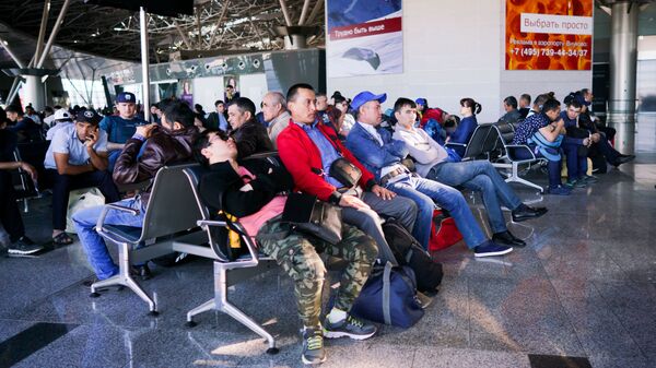 Граждане Узбекистана ждут самолета в терминале аэропорта Внуково - Sputnik Таджикистан