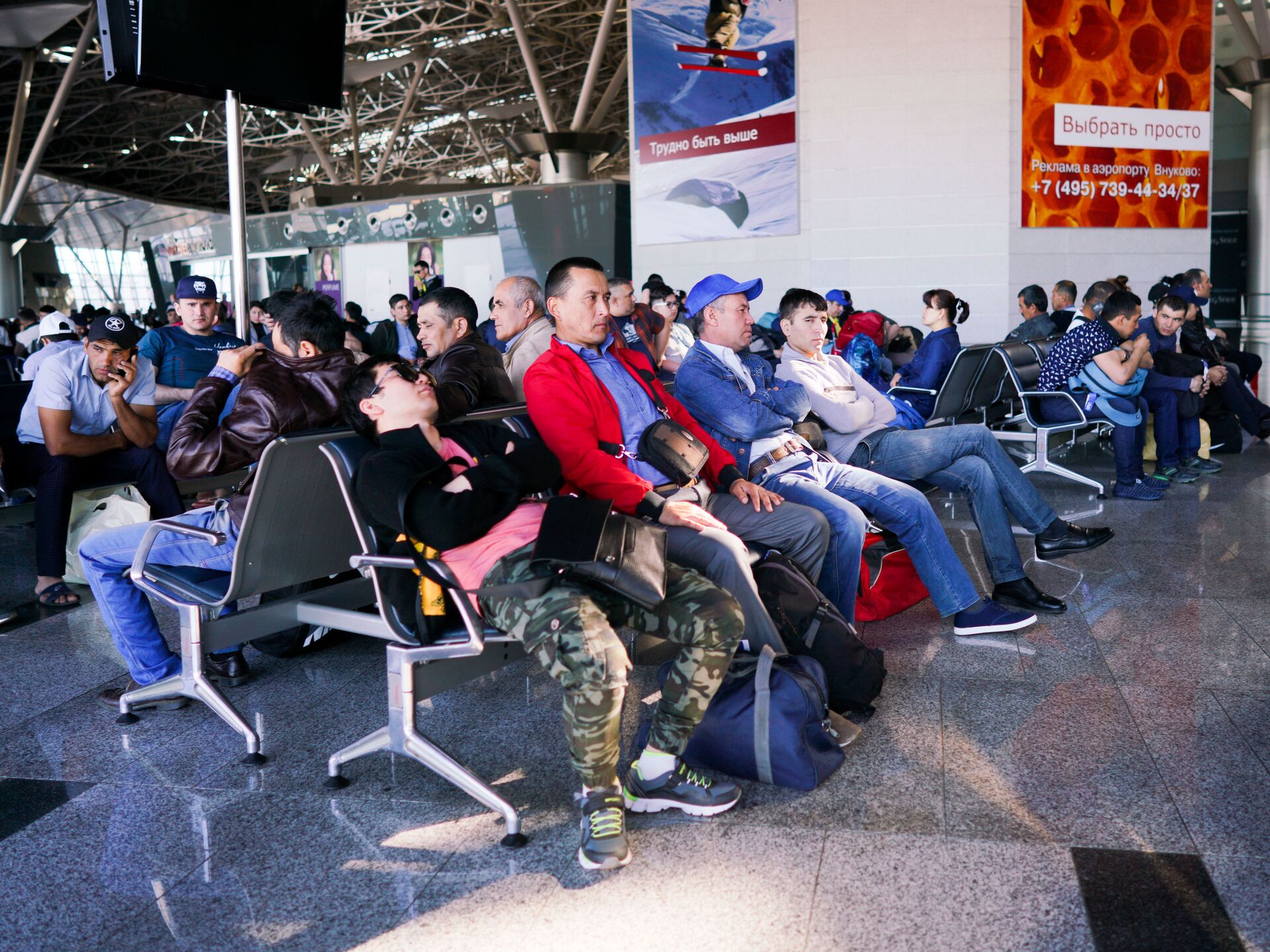 Таджики в аэропорту москвы