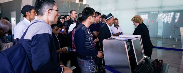 Граждане Узбекистана идут на посадку в терминале аэропорта Внуково - Sputnik Тоҷикистон