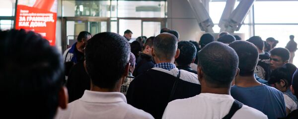 Граждане Узбекистана идут на посадку в терминале аэропорта Внуково  - Sputnik Тоҷикистон