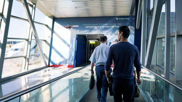 Граждане Узбекистана идут на посадку в терминале аэропорта Внуково  - Sputnik Тоҷикистон