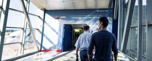 Граждане Узбекистана идут на посадку в терминале аэропорта Внуково  - Sputnik Тоҷикистон