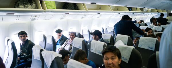 Граждане Узбекистана располагаются в самолете перед полетом - Sputnik Тоҷикистон