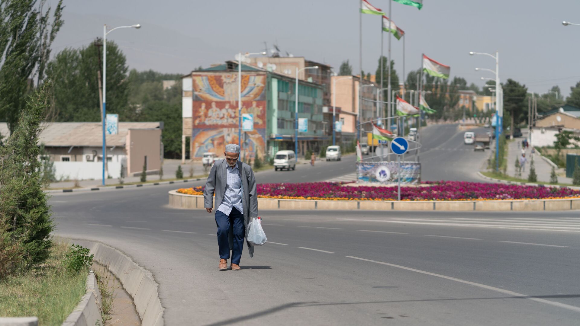 Дедушка прохожий на улице в городе Пенджикент - Sputnik Таджикистан, 1920, 22.07.2022