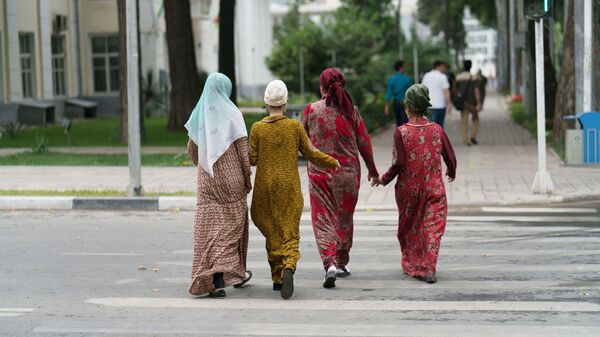 Девушки на пешеходном переходе, архивное фото - Sputnik Таджикистан