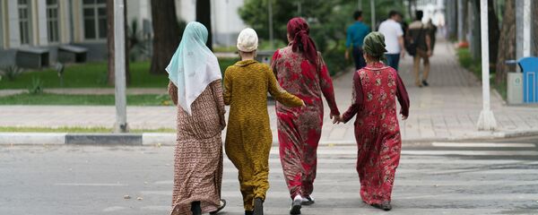 Девушки на пешеходном переходе, архивное фото - Sputnik Тоҷикистон