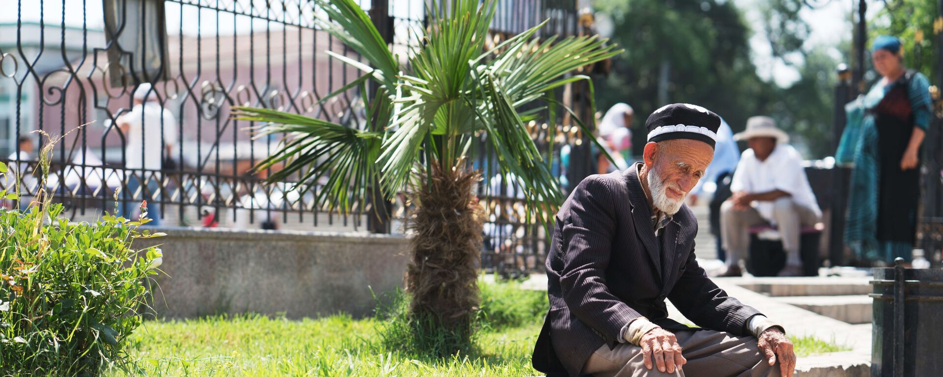 Дедушка отдыхает на улице в городе Худжанд, перед главной мечетью города - Sputnik Тоҷикистон, 1920, 04.06.2022