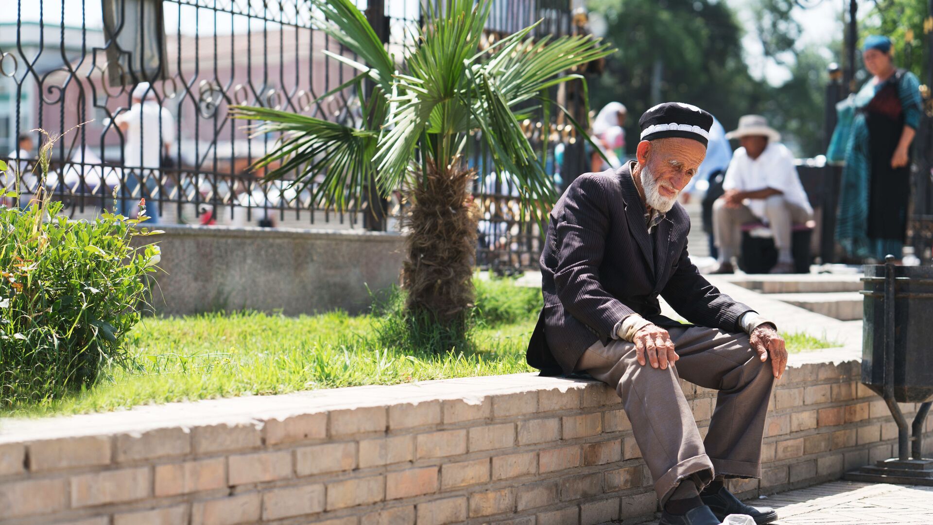 Дедушка отдыхает на улице в городе Худжанд, перед главной мечетью города - Sputnik Тоҷикистон, 1920, 06.04.2022