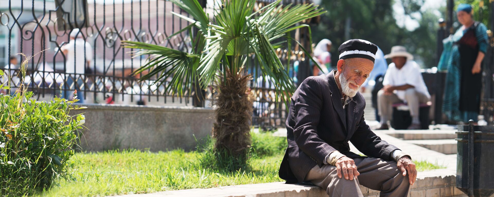 Дедушка отдыхает на улице в городе Худжанд, перед главной мечетью города - Sputnik Тоҷикистон, 1920, 04.06.2022