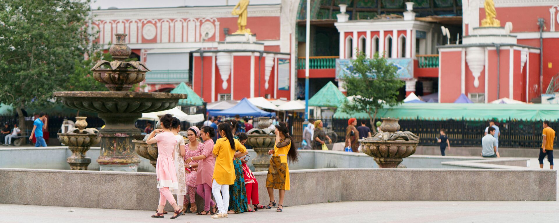Жители города Худжанд на площади Регистан перед городским рынком Панчанбе - Sputnik Таджикистан, 1920, 29.07.2021