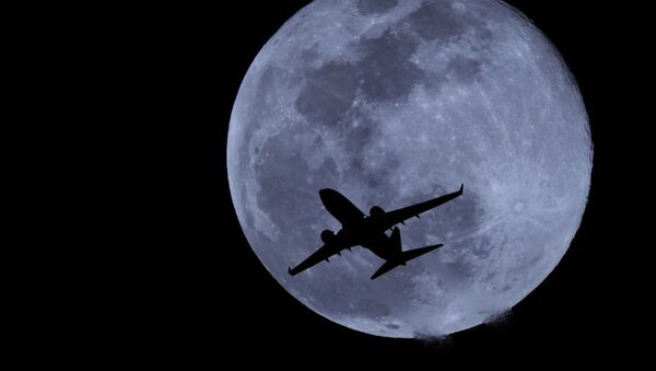 Самолет на фоне луны - Sputnik Тоҷикистон