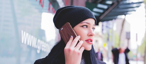 Девушка общается по телефону - Sputnik Таджикистан