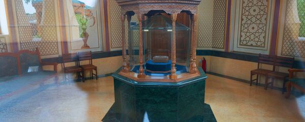 В мавзолее Камолу Худжанди в городе Худжанд - Sputnik Тоҷикистон