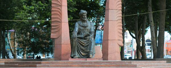 Памятник Камолу Худжанди в городе Худжанд - Sputnik Тоҷикистон