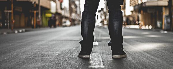 Человек стоит на улице, архивное фото - Sputnik Таджикистан