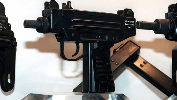 Пистолет марки UZI. Архивное фото - Sputnik Таджикистан
