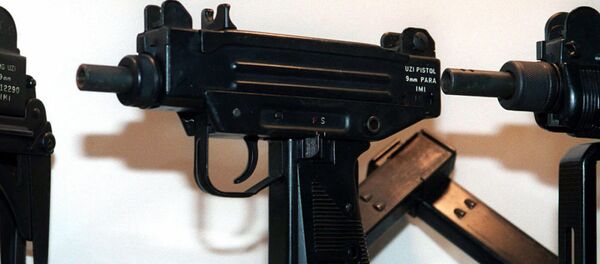 Пистолет марки UZI. Архивное фото - Sputnik Таджикистан