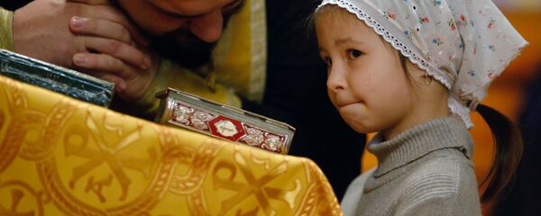 Священнослужитель исповедует прихожан - Sputnik Таджикистан