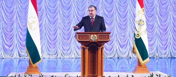 Эмомалӣ Раҳмон мардуми Тоҷикистонро бо рӯзи таъсисёбии Қувваҳои мусаллаҳи Тоҷикистон шодбош гуфт Эмомалӣ Раҳмон мардуми Тоҷикистонро бо рӯзи таъсисёбии Қувваҳои мусаллаҳи Тоҷикистон шодбош гуфт - Sputnik Тоҷикистон