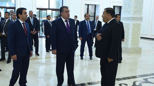  Рустами Эмомалӣ, Эмомалӣ Раҳмон ва Абдуллозода Исматулло, раиси фурудгоҳи байналмилалии Душанбе - Sputnik Тоҷикистон