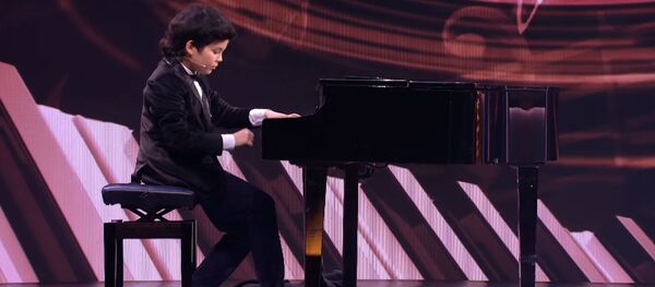 Пианист Самир Абдуразаков на первом канале Пианист Самир Абдуразаков на первом канале - Sputnik Тоҷикистон