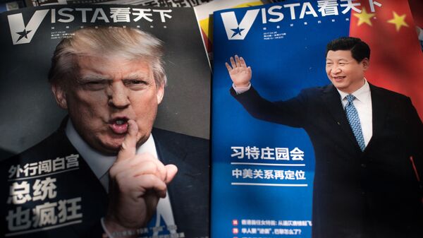 Портреты президента США Дональда Трампа и председателя КНР Си Цзиньпина на обложках журналов в Пекине, Китай - Sputnik Таджикистан