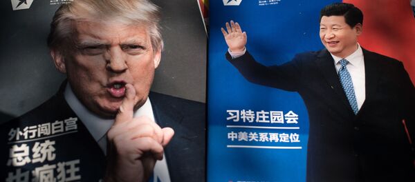 Портреты президента США Дональда Трампа и председателя КНР Си Цзиньпина на обложках журналов в Пекине, Китай - Sputnik Таджикистан
