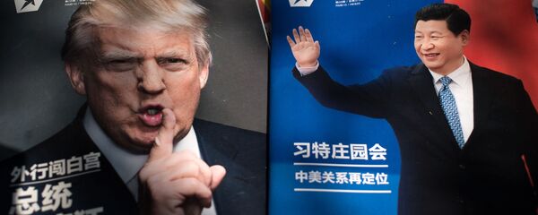 Портреты президента США Дональда Трампа и председателя КНР Си Цзиньпина на обложках журналов в Пекине, Китай - Sputnik Таджикистан