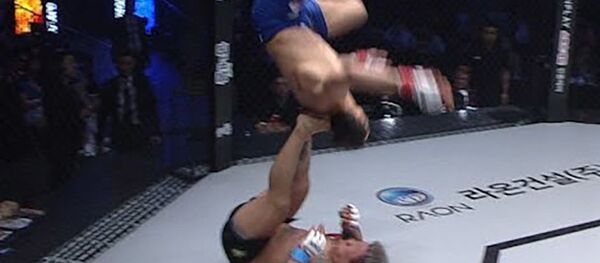 Боец MMA устроил акробатическое шоу и нокаутировал соперника - Sputnik Таджикистан