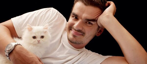 Парень с котом, архивное фото - Sputnik Таджикистан