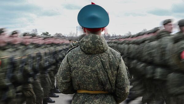 Военный в фуражке на параде, архивное фото - Sputnik Таджикистан