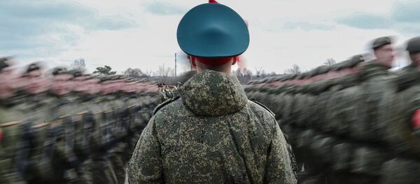 Военный в фуражке на параде, архивное фото - Sputnik Таджикистан