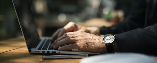 Мужчина за ноутбуком, архивное фото - Sputnik Тоҷикистон