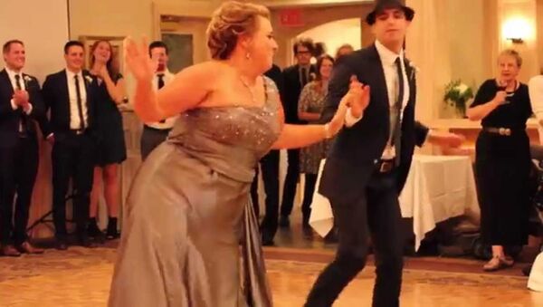 На свадьбе мать жениха исполнила зажигательные танцы - Sputnik Таджикистан