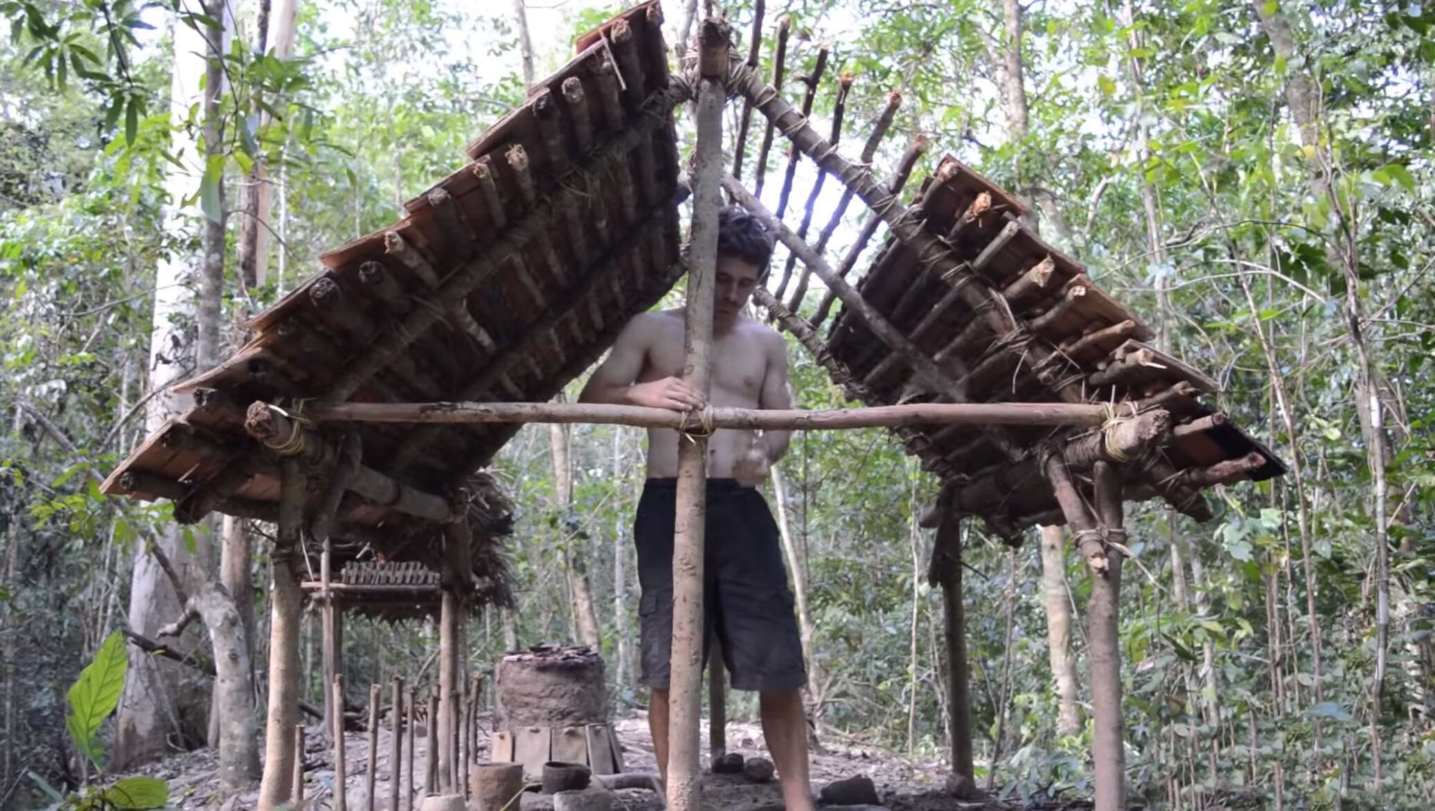 Чувак строит дом в лесу