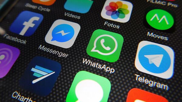 Логотип Whatsapp на экране телефона - Sputnik Тоҷикистон