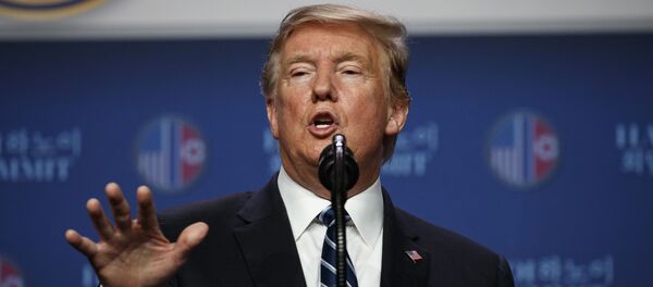 Дональд Трамп выступает на пресс-конференции после саммита с лидером Северной Кореи Ким Чен Ыном - Sputnik Тоҷикистон