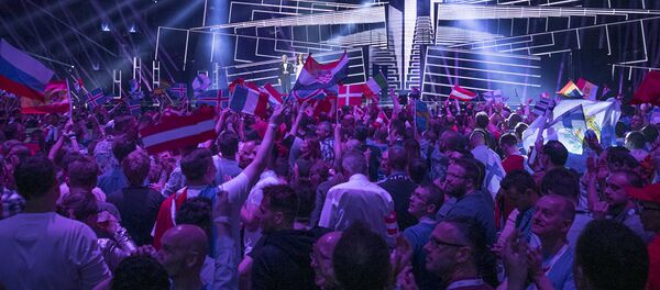 Зрители во время финала конкурса Евровидение - Sputnik Таджикистан