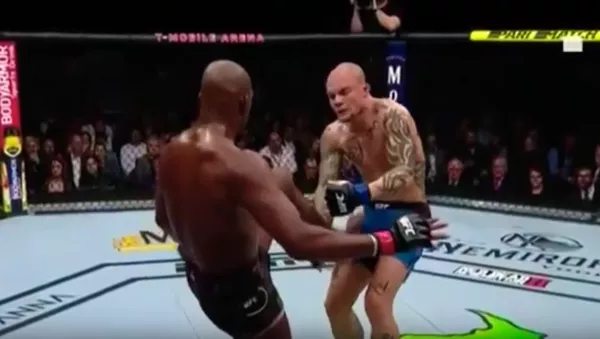 Видео лучших моментов боя Джонс — Смит на UFC 235 - Sputnik Тоҷикистон