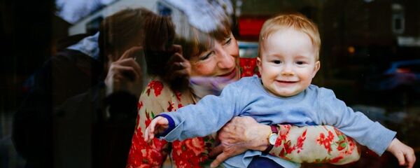 Бабушка с внуком, архивное фото Бабушка с внуком, архивное фото - Sputnik Таджикистан