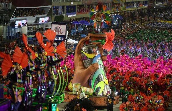 Участники из школы Grande Rio на карнавале в Рио-де-Жанейро, Бразилия - Sputnik Таджикистан