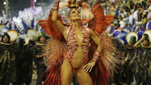 Участница Juliana Paes из школы Grande Rio Samba на карнавале в Рио-де-Жанейро, Бразилия - Sputnik Таджикистан