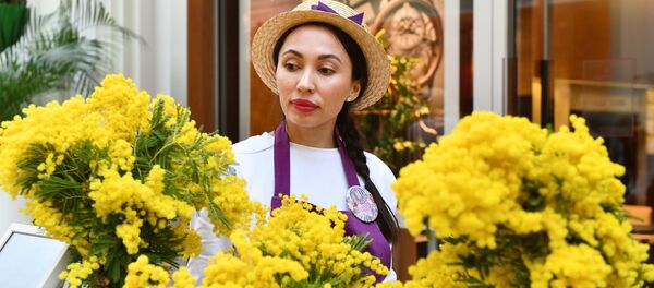 Продажа мимозы на весеннем цветочном базаре в Петровском Пассаже в Москве - Sputnik Таджикистан