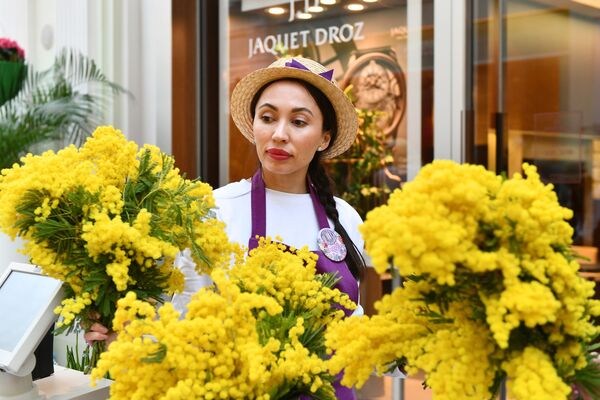 Продажа мимозы на Весеннем цветочном базаре в Петровском Пассаже в Москве - Sputnik Таджикистан