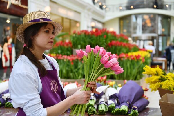 Продажа тюльпанов на Весеннем цветочном базаре в Петровском Пассаже в Москве - Sputnik Таджикистан
