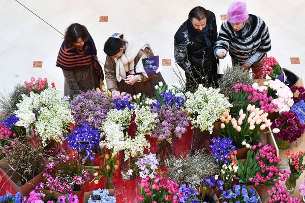 Посетители на Весеннем цветочном базаре в Петровском Пассаже в Москве - Sputnik Таджикистан