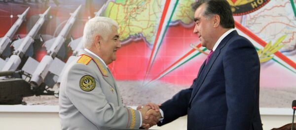 Эмомалӣ Раҳмон, раисиҷумҳури Тоҷикистон ва Шералӣ Хайруллоев, собиқ вазири мудофиаи Тоҷикистон - Sputnik Тоҷикистон