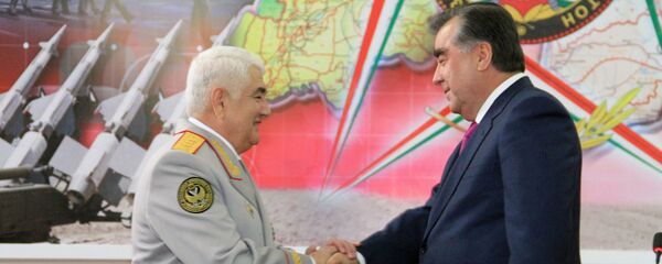 Эмомали Рахмон, президент и Шерали Хайруллоев, бывший министр обороны Таджикистана - Sputnik Тоҷикистон