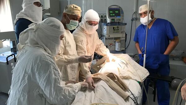 Врачи проводят операцию пациенту - Sputnik Таджикистан